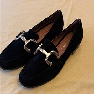 DIBA TRUE Women’s Chic Black Loafers with golden Accents size 7.5